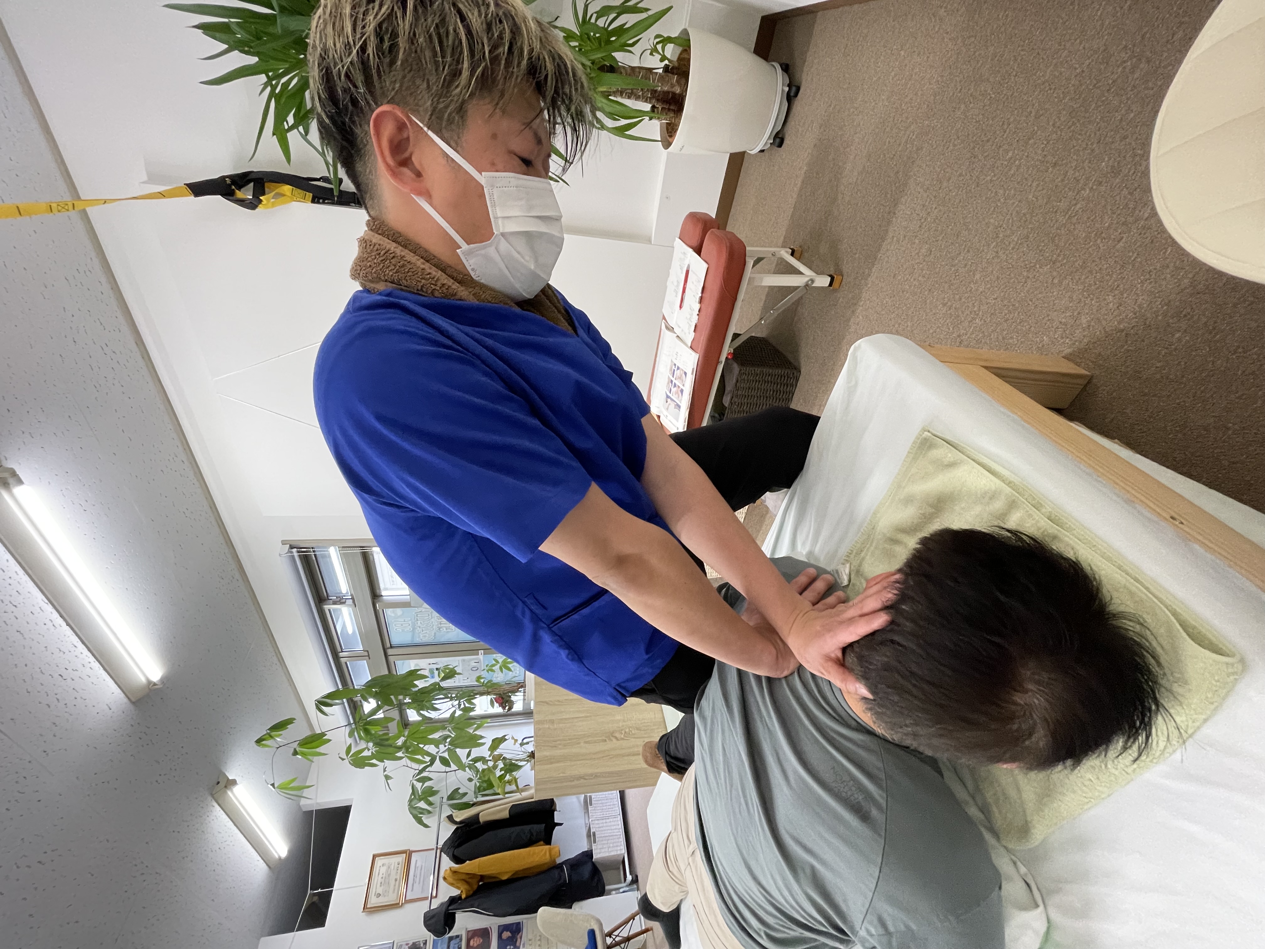 頭痛から解放される！自宅でできる巻き肩改善法
