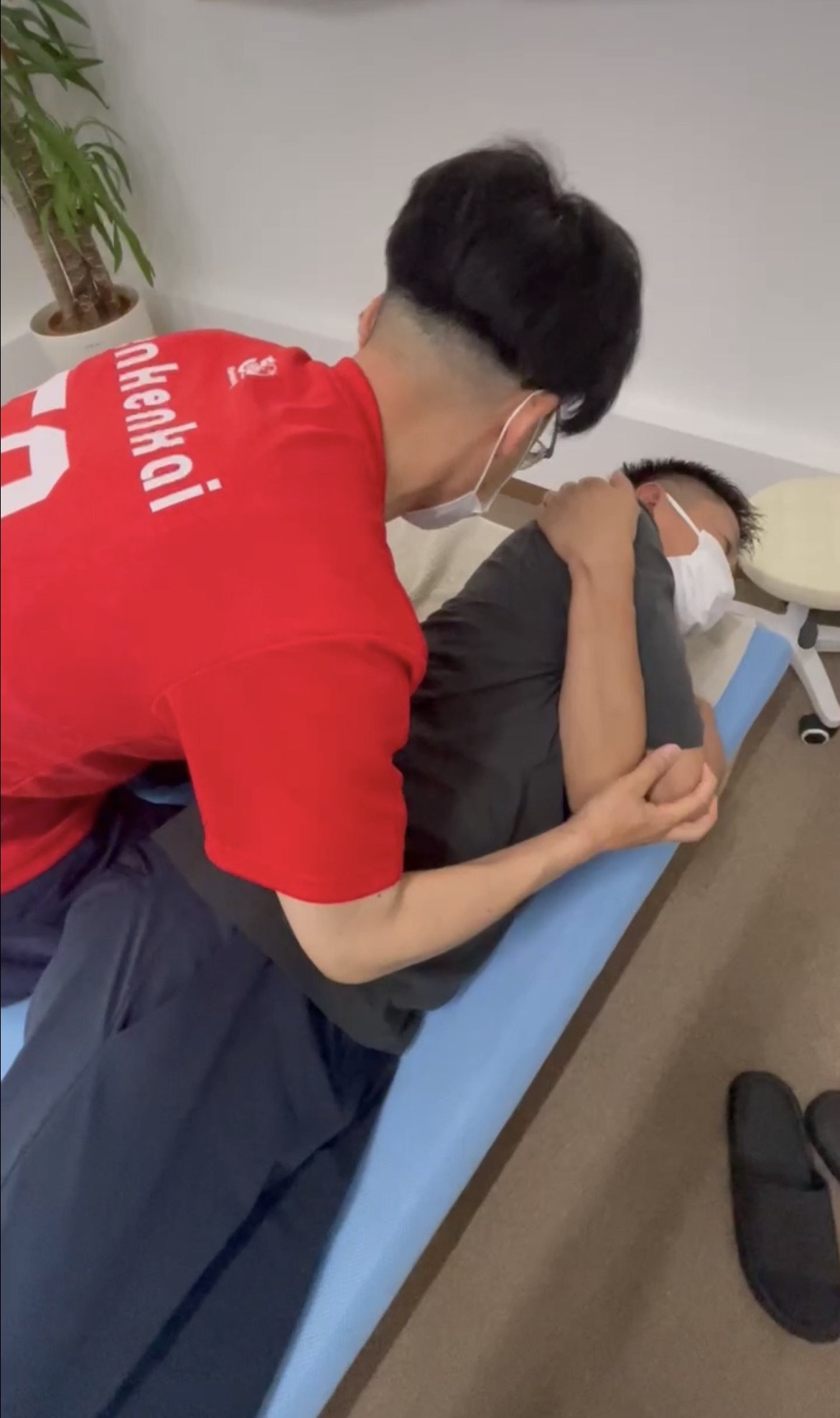 デスクワークの肩が前に出ていませんか？胸を開いて、軽やかな姿勢へ。